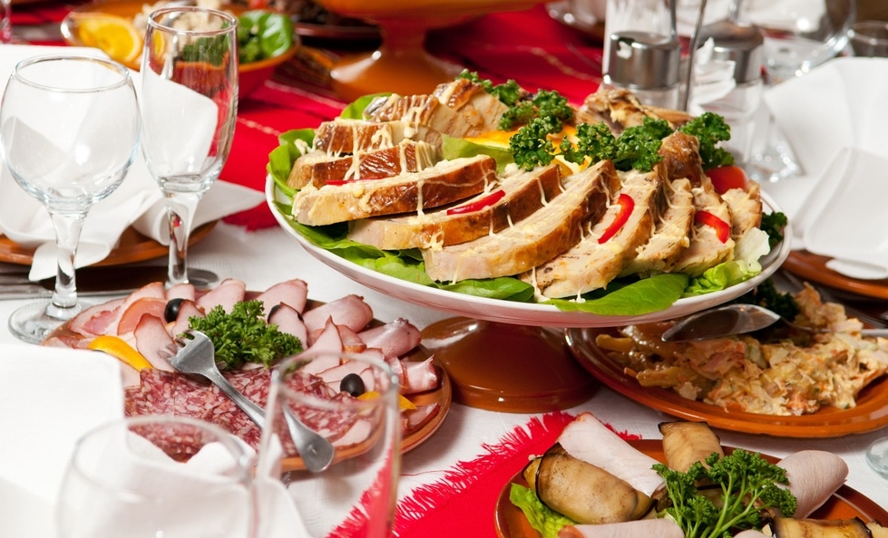 Мясные закуски на столе Мясные закуски на столе