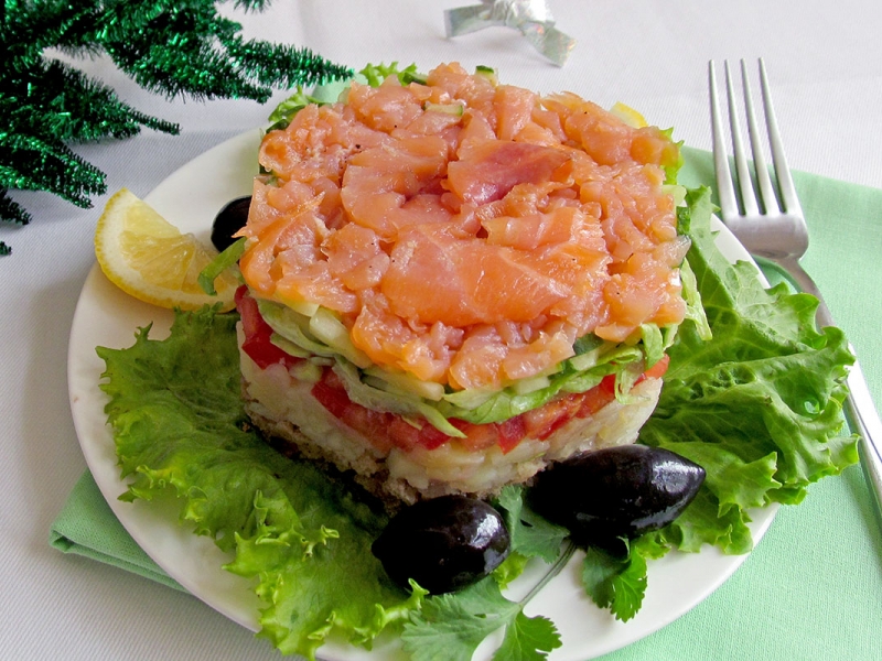 Салат, украшенный красной рыбой Салат, украшенный красной рыбой