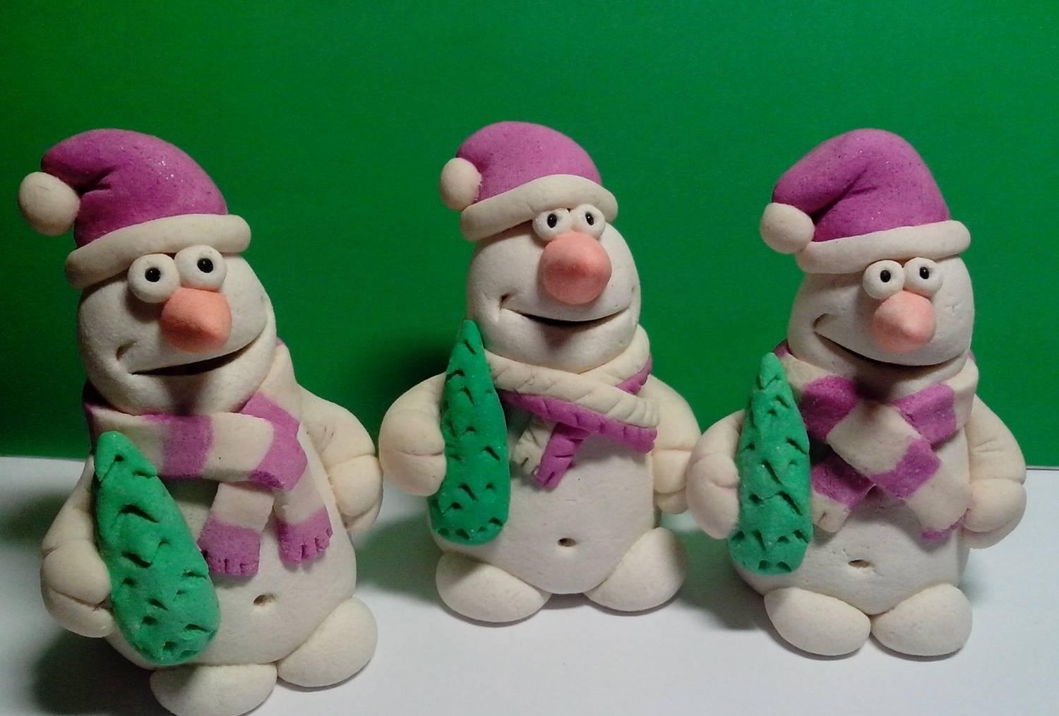 Забавные объемные снеговики из соленого теста