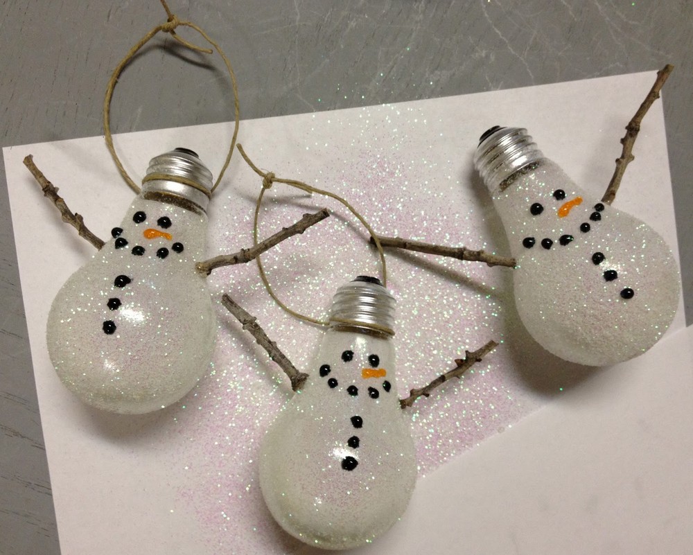 Елочные игрушки из лампочек в виде снеговиков