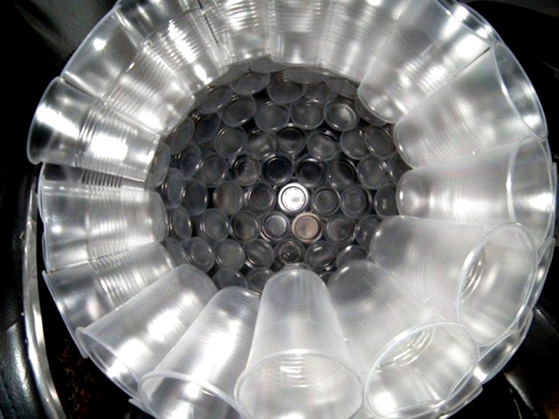 lyustra_iz_plastikovyh_stakanchikov