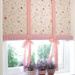 Фото 45: Рулонные шторы на кухне с цветочным принтом