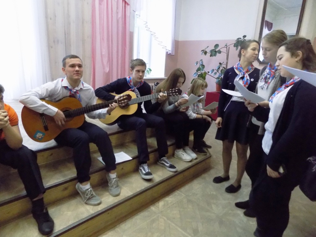 Старшеклассники при наличии небольшого навыка могут взять подходящую известную музыкальную композицию, используя её аудиоряд подобрать слова, сочинив специально на 8 Марта весёлую и шуточную песню про маму