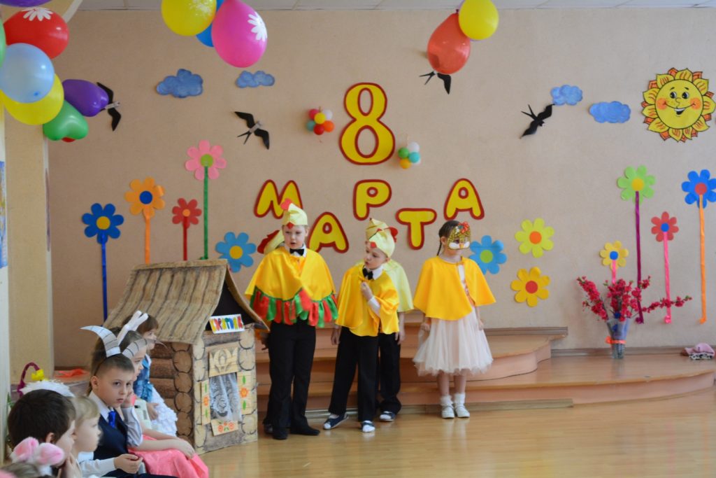 Сценка на 8 Марта