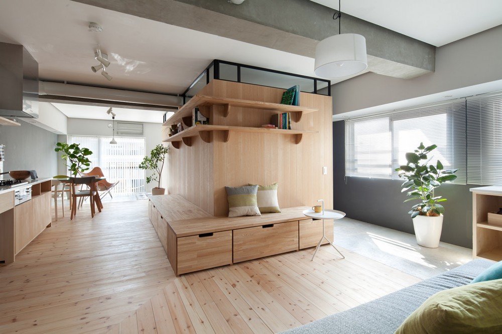 Деревянная мебель и простота в квартире