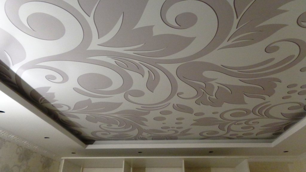 Прекрасное сочетание тканевых натяжных потолков с интерьером комнат