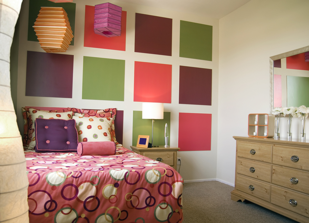 Покраска стен разноцветными квадратиками