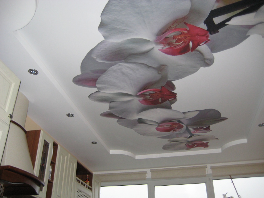 Многоярусный натяжной потолок с фотопечатью должен гармонировать с интерьером комнаты