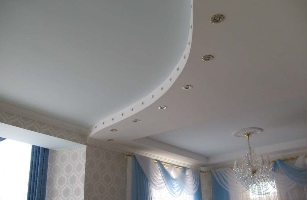 Оформление двухуровневого потолка точечными лампами