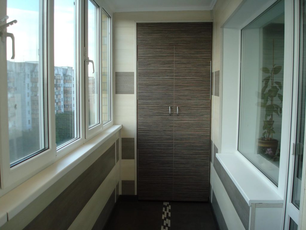 Стильный дизайн балкона с встроенным шкафом