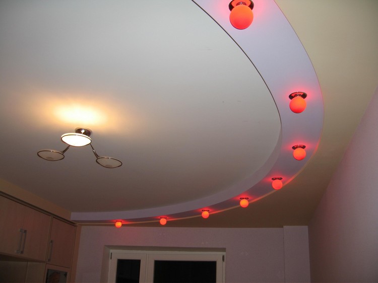 Оформление двухуровневого потолка светильниками