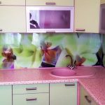 Стеклянные панели для монтажа фартука на кухне