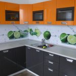 Фото 34: Летняя кухня с дизайнерским оформлением стеклянного фартука