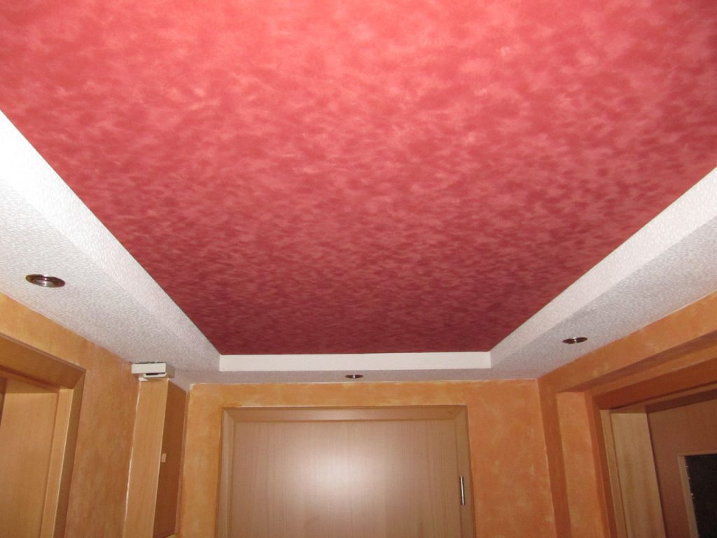 Тканевый натяжной потолок красного цвета