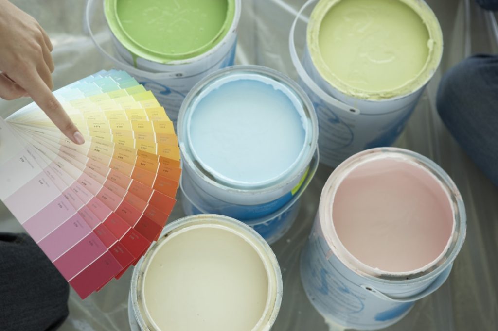 Как подобрать краску для обоев под покраску