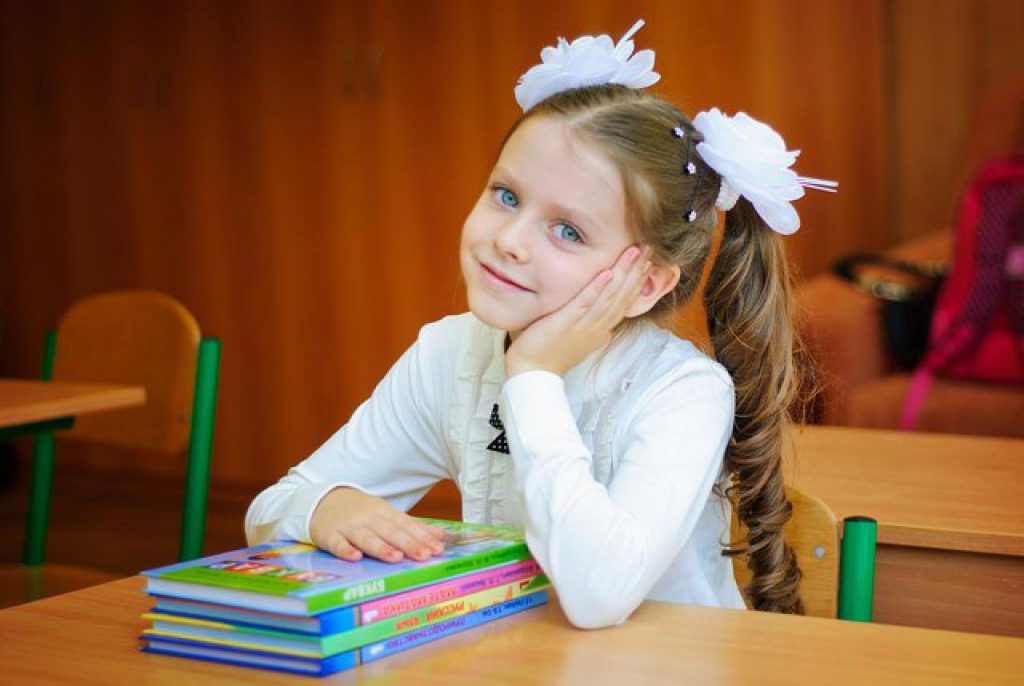 Прическа с двумя бантами