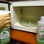 Как быстро и эффективно отмыть микроволновку простыми подручными средствами