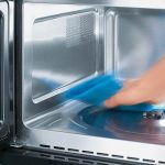 Как быстро и эффективно отмыть микроволновку простыми подручными средствами