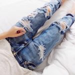Как из обычных джинс самостоятельно сделать рваные джинсы?