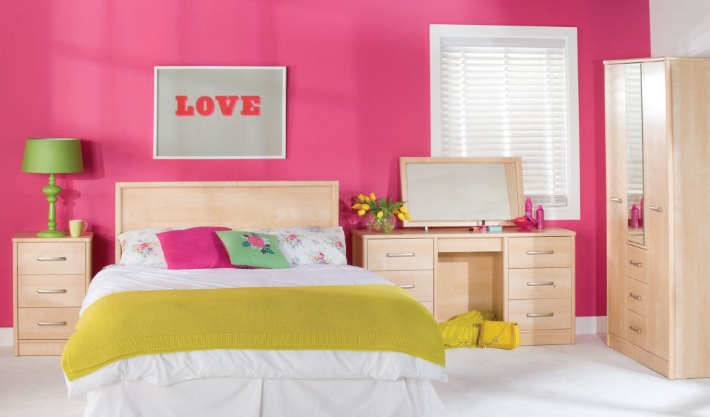 Стильная спальня с розовыми стенами