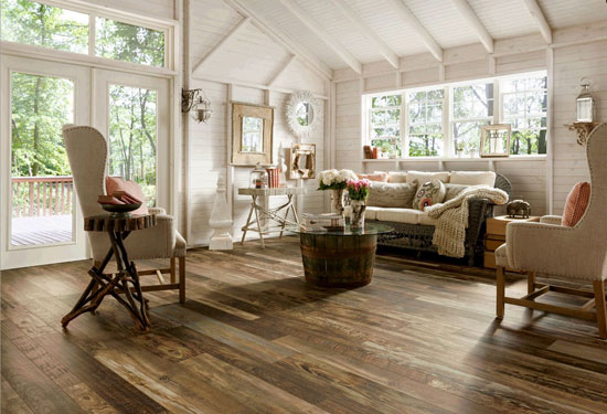 interior-country-style-living-room-with-cream-canvas-sofa-and-reclaimed-wood-look-laminate-flooring-interior-laminate-flooring-vs-hardwood-flooring.jpg(ф)