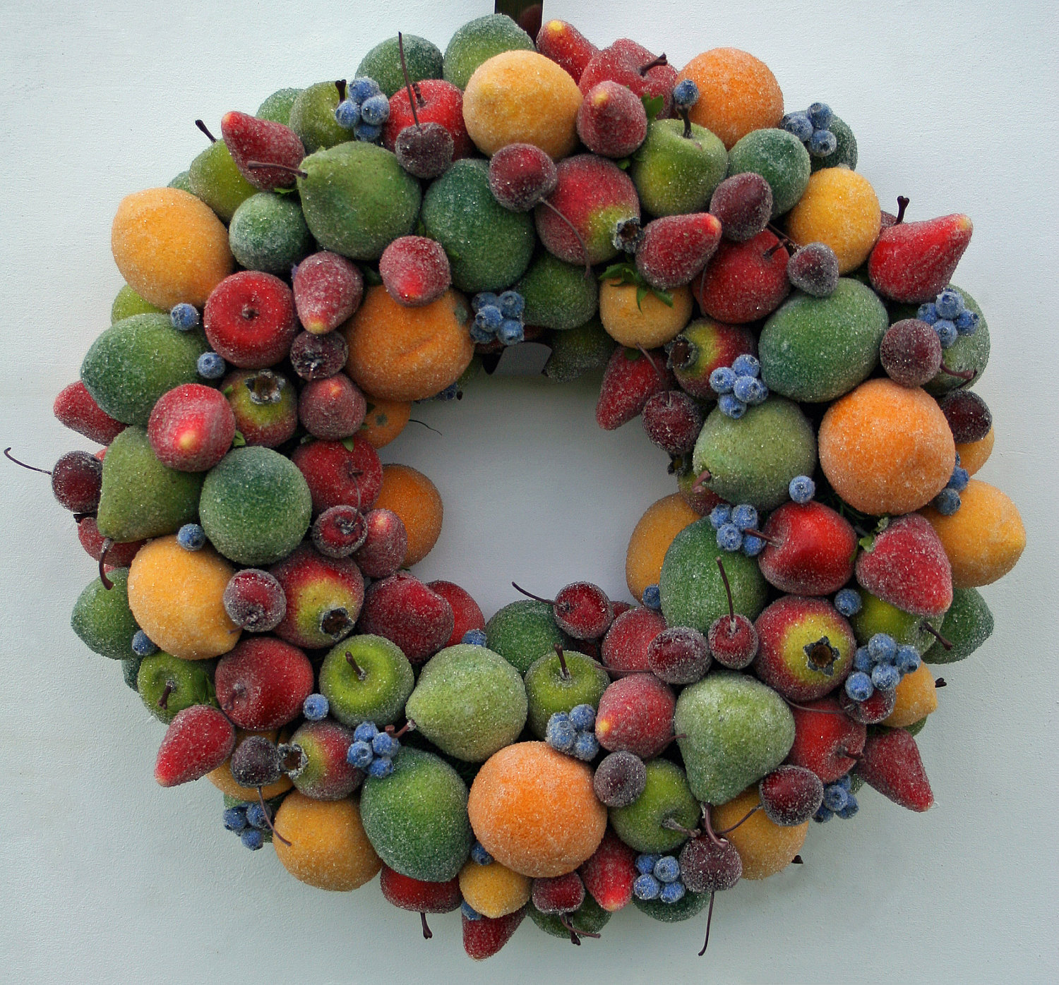 Рождественский венок из фруктов и ягод