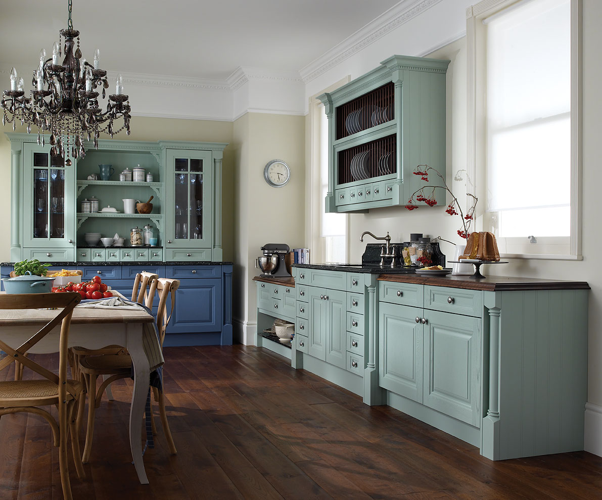 Голубая кухня с деревянной столешницей и фартуком