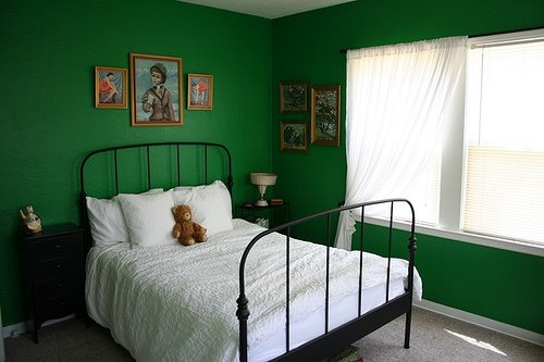 темно-зеленая спальня
