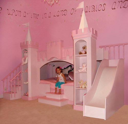 Кровать-замок в детской комнате принцессы