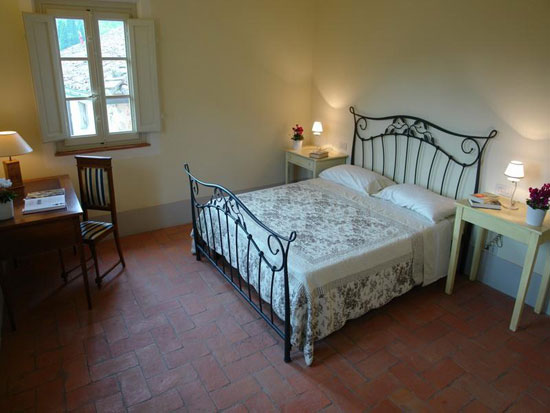 Casale-Mareli-Tuscan-Style-Bedroom(ф)