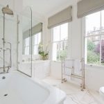 Фото 82: Небольшая стеклянная штора для ванны