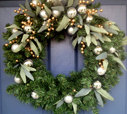 christmas-wreath-on-front-door-(a)