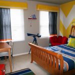 Фото 99: Короткие спокойные шторы в детскую комнату для мальчика