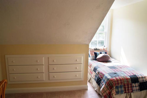 Маленькая спальня в мансарде ( фото)