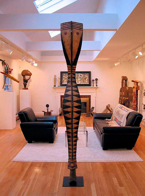 Африканский стиль в интерьере гостиной: деревянные элементы декора