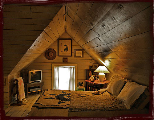 Маленькая спальня в мансарде фото