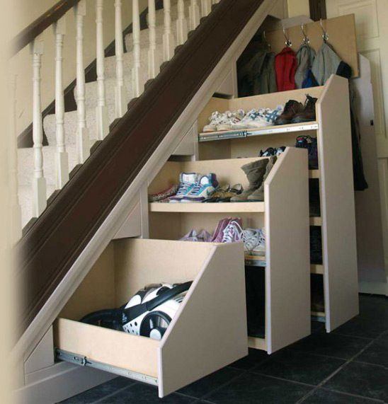 Хранение обуви в лестнице