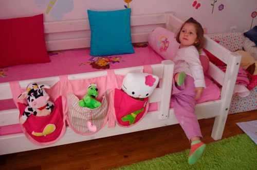 Кармашки для хранения книг и игрушек в детской кровати для комнаты девочки
