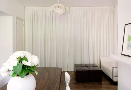 Плотные белые шторы в интерьере гостиной