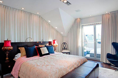 Белые шторы в интерьере современной спальни