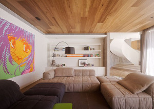 Интерьер зала с деревянным потолком
