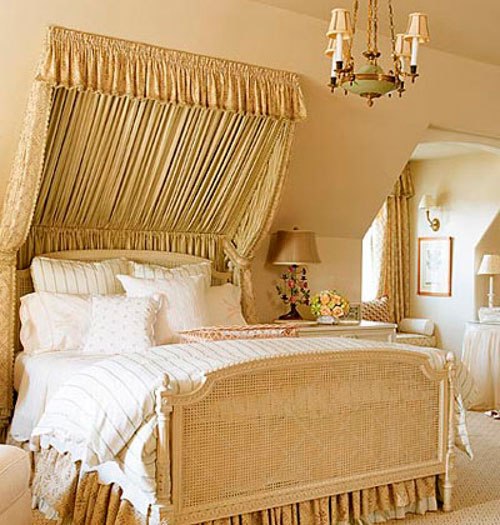 Интерьер спальни в мансарде в классическом стиле