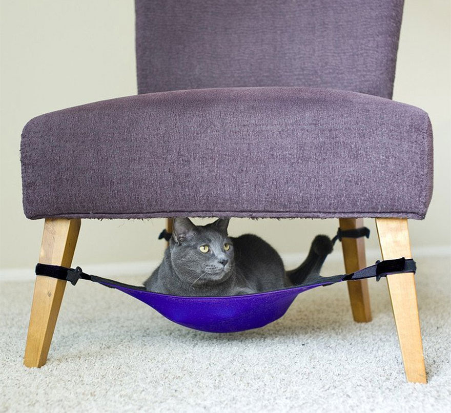 Гамак под стулом для кошки