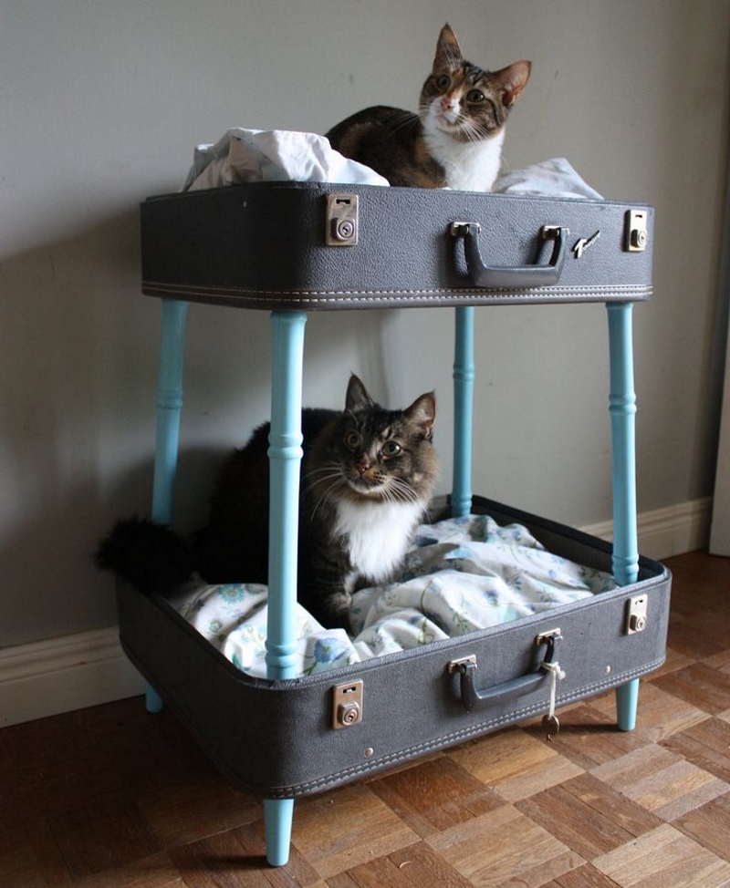 Домик — лежанка для кошек из чемоданов