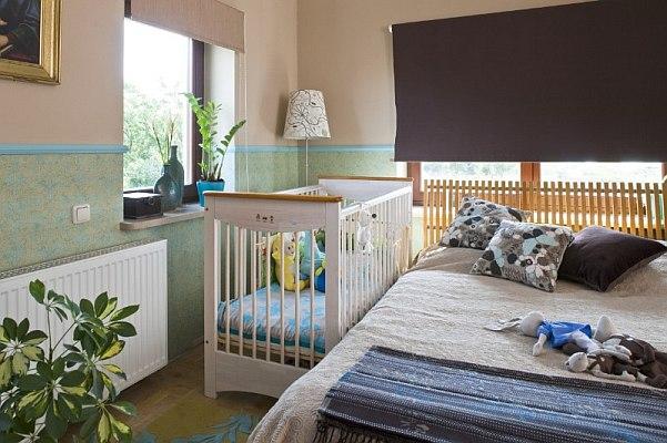 Дизайн спальни с детской кроваткой фото