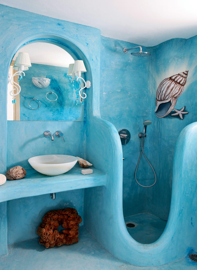 Яркий цвет в ванной в интерьере и дизайн формы