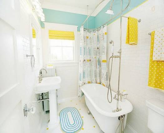 Ванная комната в голубых и желтых тонах