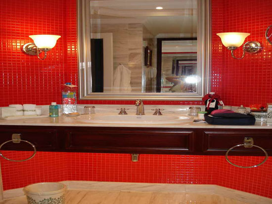 Яркая красная ванная комната