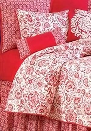 Красно-белый узор в интерьере спальни