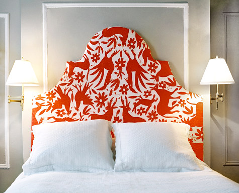 Распределение красного и белого цветов в интерьере спальни